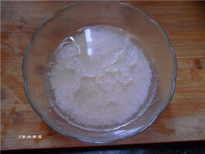 大米清洗一遍，再用清水浸泡30分钟