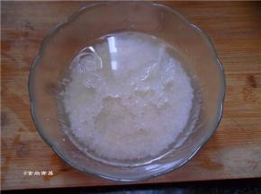 大米清洗一遍，再用清水浸泡30分钟