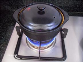 盖上锅盖，中火，煮开后转成小火