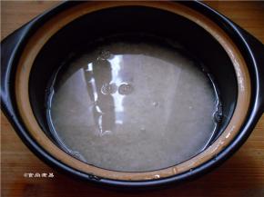 砂锅的底部刷一层食用油，浸泡好的大米倒入砂锅中，再调入少许油拌匀
