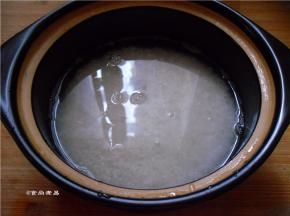 砂锅的底部刷一层食用油，浸泡好的大米倒入砂锅中，再调入少许油拌匀