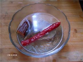 煮饭时处理配菜，将腊味用开水清洗两遍