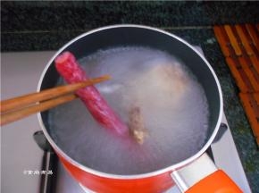 烧开适量水，放入腊肉和腊鸭腿煮10分钟，去除过多的咸味，再放入腊肠煮2分钟后全部捞起，放在一旁待用