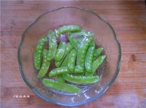 荷兰豆撕去老筋，洗净浸泡片刻