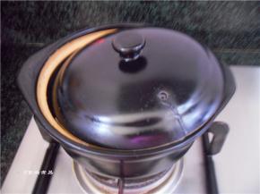 砂锅煲饭时会溢出一些米浆，将锅盖留出一条缝隙就可以了，每隔一两分钟要将砂锅转动一下，使砂锅底部的每个地方都能均匀受热，不要一直加热一个地方，那样会糊底