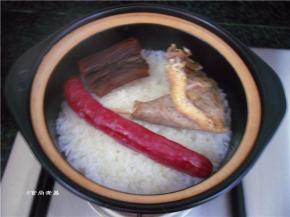 均匀铺上腊鸭腿、腊肉与腊肠，不要全部叠在一起，影响热气渗透