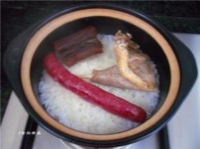 均匀铺上腊鸭腿、腊肉与腊肠，不要全部叠在一起，影响热气渗透