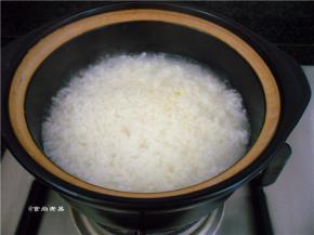 待水差不多收干的时候，打开锅盖