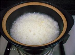 待水差不多收干的时候，打开锅盖