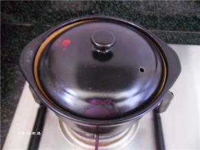 遮上锅盖，小火焖焗10分钟，关火后再焖5分钟再揭盖