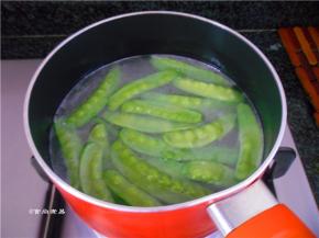 煮腊味的水可以焯一下荷兰豆