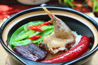 捞起摆在饭面上即可