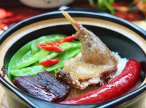 捞起摆在饭面上即可
