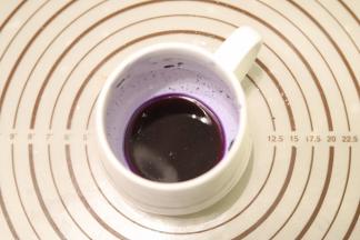 80克的开水冲入装有蝶豆花的杯子里，拌一下备用