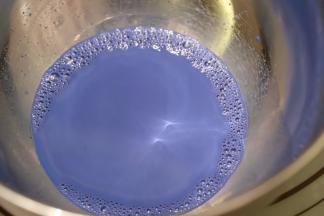 取50克的蝶豆花水，放至40度左右时加入玉米油，拌匀