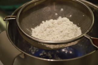 筛入低粉，拌至无干粉