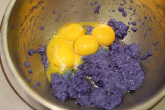 磕入蛋黄