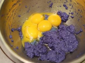 磕入蛋黄