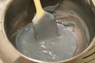 拌至顺滑的蛋黄糊