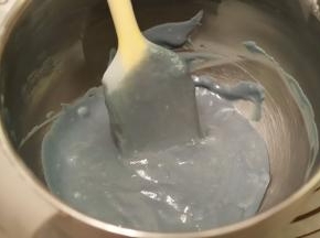 拌至顺滑的蛋黄糊