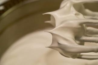 将蛋清磕入打蛋盆内，滴入柠檬汁，分三次将细砂糖加入蛋清内，打发至干性发泡