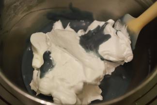 先取三分之一的蛋白加入蛋黄糊内，上下翻拌手法拌匀