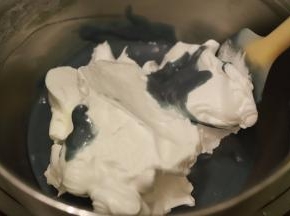 先取三分之一的蛋白加入蛋黄糊内，上下翻拌手法拌匀
