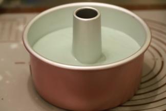 将拌好的蛋糕糊倒入学厨的7寸加高中空模内，轻震去气泡