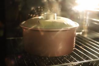 时间到达25分钟后，蛋糕开始开裂了