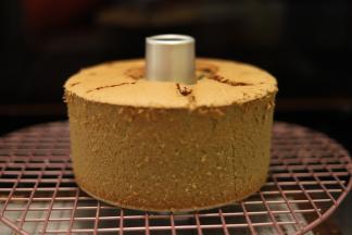 出炉轻震模具后倒扣在晾架上，凉透后手工脱模