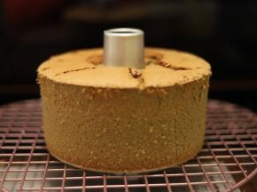 出炉轻震模具后倒扣在晾架上，凉透后手工脱模