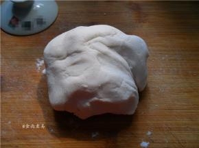 糯米粉倒入大碗中，加入适量温水搅拌均匀（一边加水一边搅拌，能划动米粉，湿度能捏成团刚刚好）、揉成面团，用保鲜膜盖住，饧发20分钟