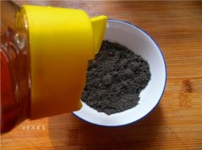 黑芝麻粉调入蜜糖、搅拌均匀