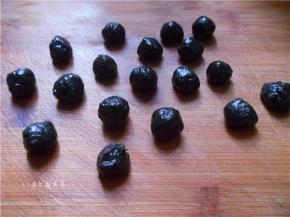 分成大小一样的黑芝麻团