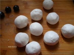 包起，四边收拢，再搓圆，全部包好后放在一旁待用