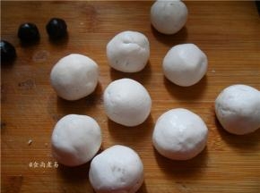 包起，四边收拢，再搓圆，全部包好后放在一旁待用