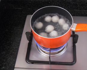 水沸腾后放入包好的汤圆，煮至全部浮起来即可