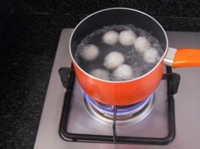 水沸腾后放入包好的汤圆，煮至全部浮起来即可