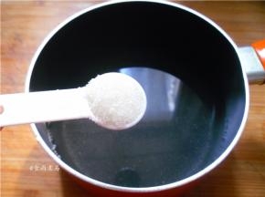 锅里放入两碗水，调入2勺白糖