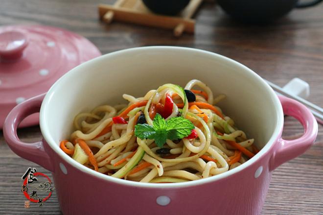 黄瓜胡萝卜辣酱拌面