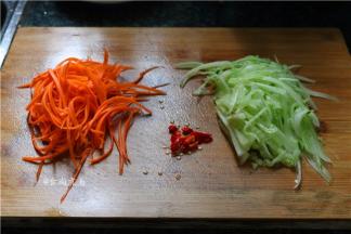 黄瓜、胡萝卜去皮刨丝、辣椒切粒