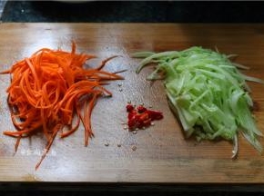 黄瓜、胡萝卜去皮刨丝、辣椒切粒