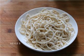 备好面条，做拌面用手擀面条最好吃，面香味浓郁，口感筋道有嚼劲
