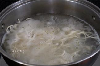 烧开适量水，调入5克盐，倒入面条再次煮开