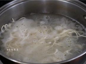 烧开适量水，调入5克盐，倒入面条再次煮开