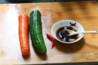 黄瓜、胡萝卜、辣椒洗净、用碗盛起酱油、米醋、豆豉辣椒酱、麻油