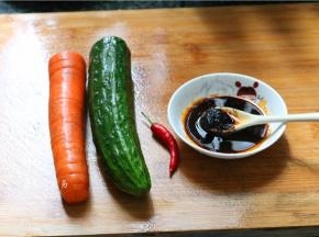 黄瓜、胡萝卜、辣椒洗净、用碗盛起酱油、米醋、豆豉辣椒酱、麻油
