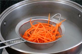 胡萝卜丝在煮面条的水中焯一下