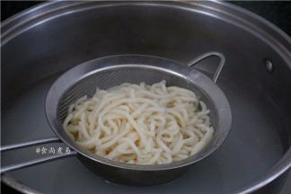煮至面条全部浮起来、捞起面条，过一下凉水（烧开的热水，放凉之后用）