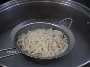 煮至面条全部浮起来、捞起面条，过一下凉水（烧开的热水，放凉之后用）